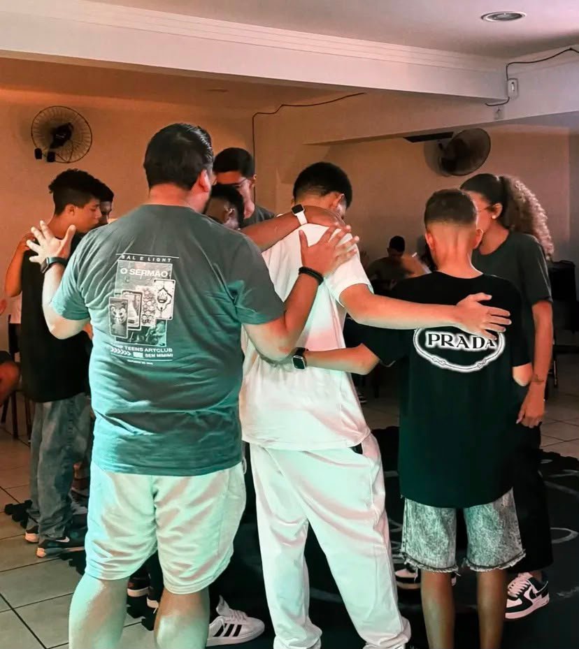 Adolescentes e líderes reunidos durante um encontro do Teens Art Club