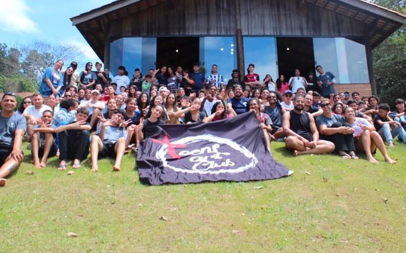 Adolescentes e voluntários reunidos em uma atividade do Teens Art Club